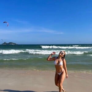 De biquíni cortininha, Larissa Manoela curtiu praia do Rio de Janeiro; a peça é da marca Aura Swimwear