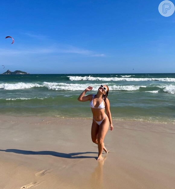 De biquíni cortininha, Larissa Manoela curtiu praia do Rio de Janeiro; a peça é da marca Aura Swimwear