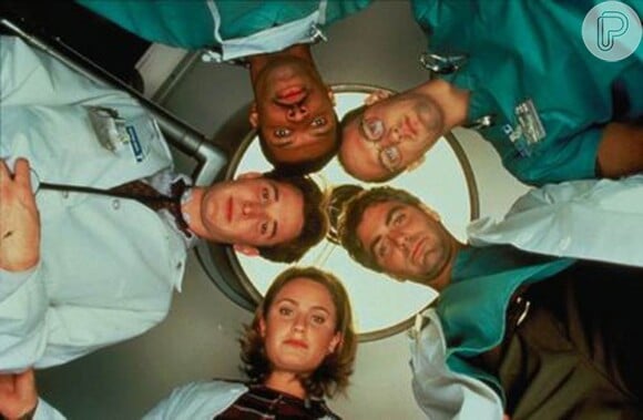 A série, que se passava em um hospital de emergência era protagonizada por Anthony Edwards (Dr. Mark Greene), Sherry Stringfield (Dra. Susan Lewis), Noah Wyle (como o estudante de medicina John Carter) e Eriq La Salle (Dr. Peter Benton)