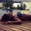 Paula Fernandes exibiu suas belas curvas em fotos tiradas numa viagem ao litoral
