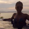 Paula Fernandes curtiu o pôr-do-sol dentro de uma piscina