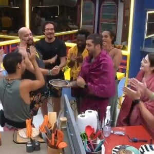 'BBB 22': todos concordaram e se univem ao redor do brigadeiro e de Vinícius para celebrar o aniversário de 24 anos do brother