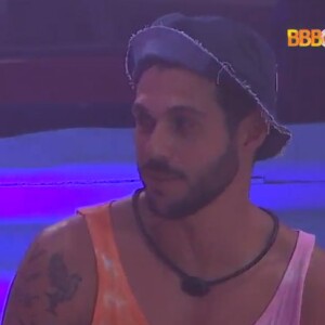 'BBB 22': Rodrigo conversou sobre o jogo e, mesmo com os pedidos de Tiago Abravanel, não trocou nem selinho com Laís