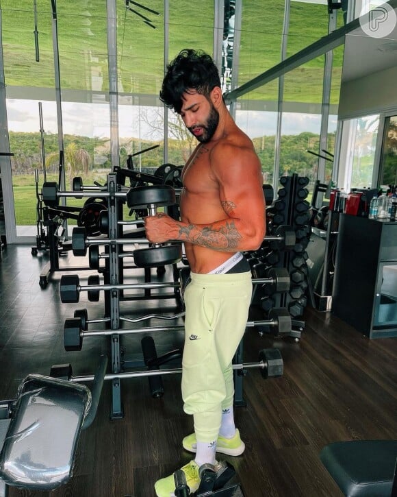 Gusttavo Lima foi flagrado passeando sem camisa