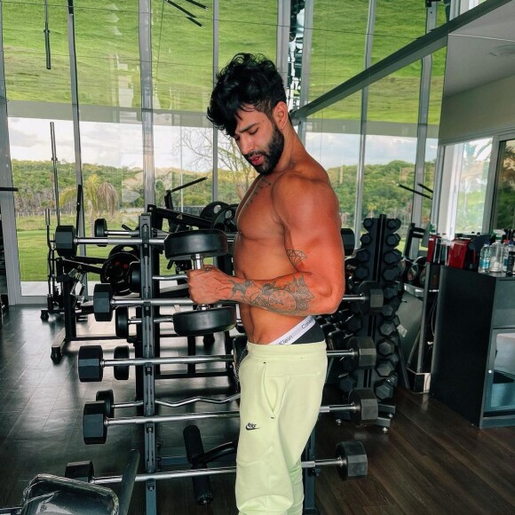 Gusttavo Lima foi flagrado passeando sem camisa