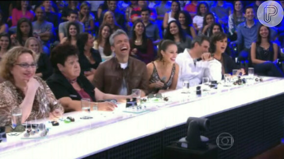 O jurado Otaviano Costa e os convidados da noite, Paolla Oliveira, Márcia Cabrita e Marcos Pasquim riem da declaração de Loreto