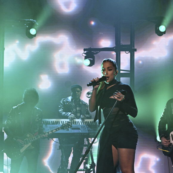 Bota de Anitta no programa de Jimmy Fallon é de plataforma com altura até o joelho