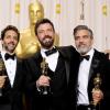 Grant Heslov,Ben Affleck e George Clooney levam o Oscar 2013 de Melhor Filme por Argo