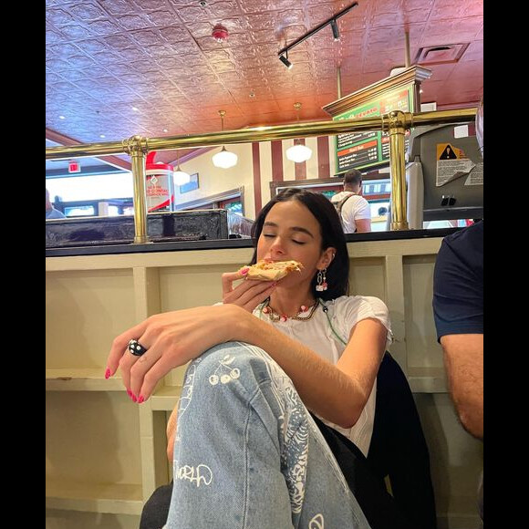 Bruna Marquezine também escolheu a foto mais recente de Ricky Tavares para elogiar o ator, que teria tido um affair com ela durante as gravações de uma série