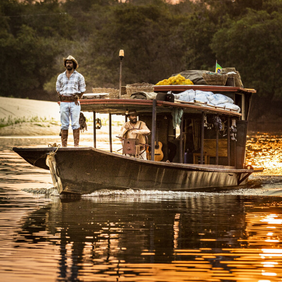 Novela 'Pantanal': Renato Góes será José Leôncio na primeira fase. Na foto, ao lado de Almir Sater, como Eugênio