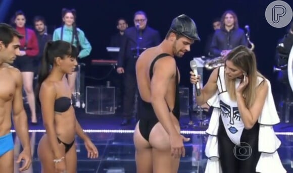Fernanda Lima deu uma conferida na marca de sua mão no bumbum do Borat do 'Amor & Sexo'