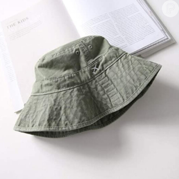 A cor verde está em alta na moda e que tal apostar no Bucket Hat com ela? O Chapéu Estilo Japonês Verde Musgo está à venda na Amazon.