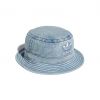 Jeans no bucket hat fica ainda mais descontraído: conheça o modelo Chapéu Jeans Originals, da Adidas.