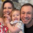 Daiana Garbin, esposa de Tiago Leifert, agradece apoio de seguidores em luta de filha contra o  câncer