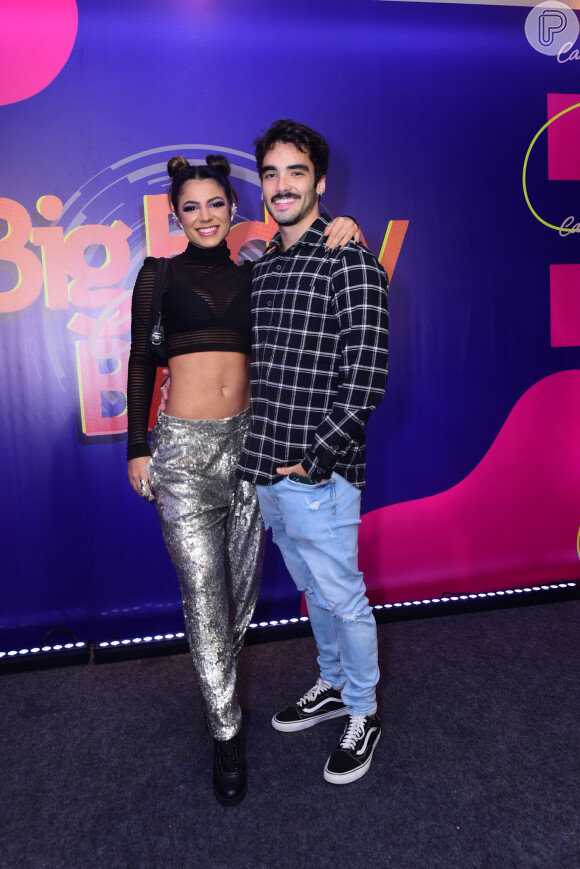 Hariany Almeida e o namorado, José Victor Pires, curtiram o aniversário da influencer e apresentadora Camila Loures