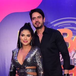 Munik Nunes levou o namorado, Paulo Simão, para festa de aniversário da influencer e apresentadora Camila Loures