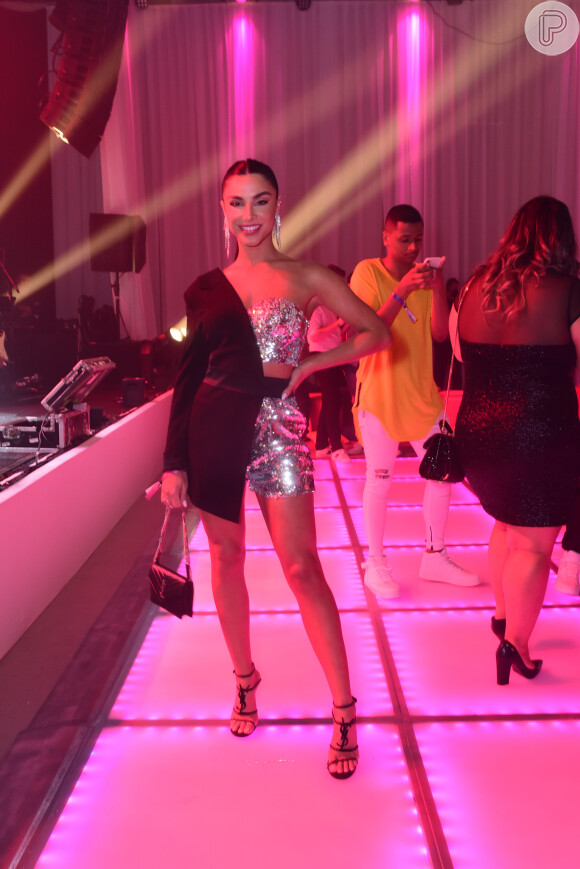 Gabriela Versiani prestigiou a festa de aniversário da influencer e apresentadora Camila Loures