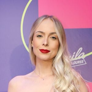 Tata Estaniecki na festa de aniversário da influencer e apresentadora Camila Loures