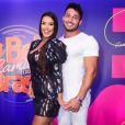 Ivy Moraes e o namorado,   Fernando Borges,   marcaram presença na festa de aniversário da influencer e apresentadora Camila Loures