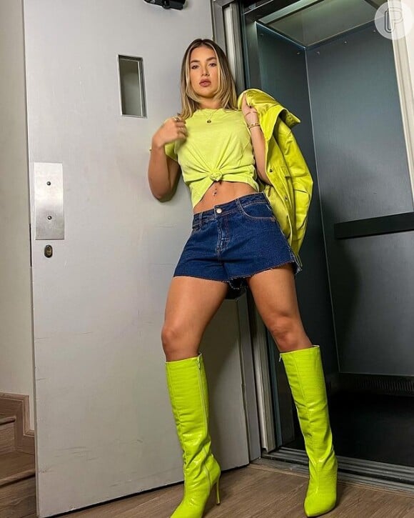 Virgínia Fonseca também é adepta de botas de salto alto: além da branca, a influencer também tem uma em amarelo neon