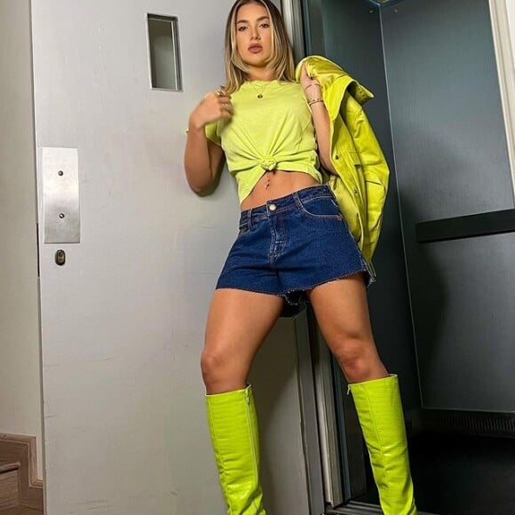 Virgínia Fonseca também é adepta de botas de salto alto: além da branca, a influencer também tem uma em amarelo neon