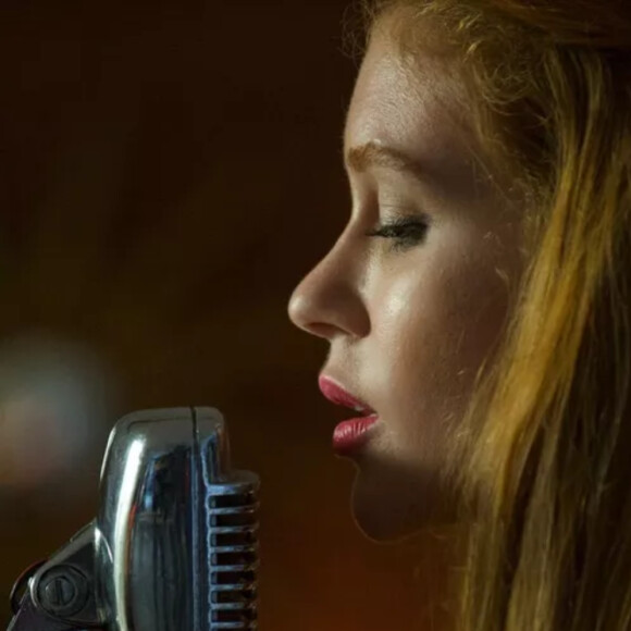 Marina Ruy Barbosa postou foto caracterizada como Ana, a cantora de boate que ela interpreta na série 'Rio Connection'
