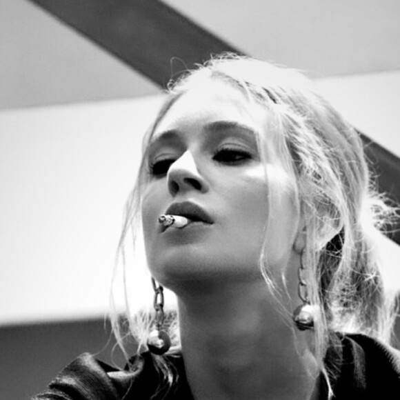 Marina Ruy Barbosa contou como tem sido a experiênia de fumar em cena