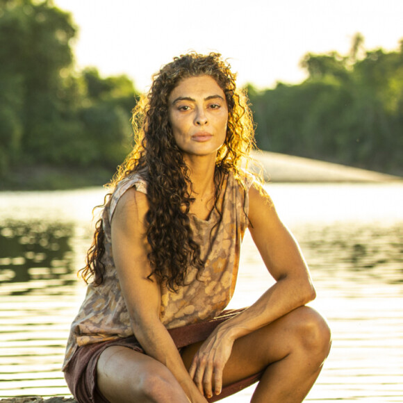 Maria Marruá (Juliana Paes) coloca a filha Juma (Maria Marruá) em canoa e joga para o rio na novela 'Pantanal'