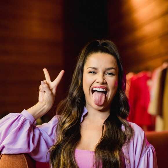 Itens de seleção de maquiagem de Juliette são marcados por muita cor e estilo descontraído