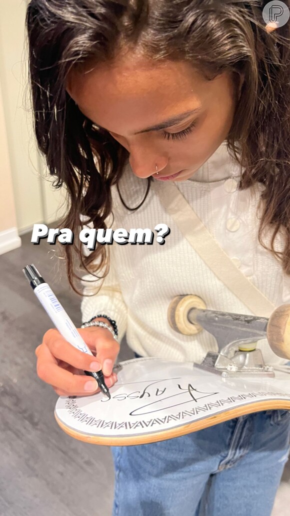 Rayssa Leal e Neymar trocaram presentes autografados