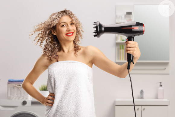 Na hora de secar o cabelo, o difusor é um aliado das cacheadas