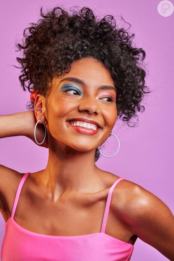 Maquiagem para Carnaval fácil e prática: veja como aliar cores, brilho e pele iluminada naturalmente