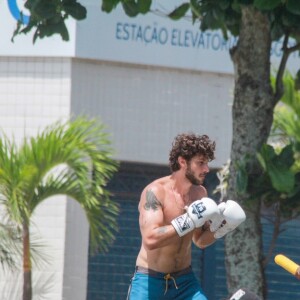 Chay Suede simulou uma luta de boxe dando pequenos socos com as mãos enluvadas