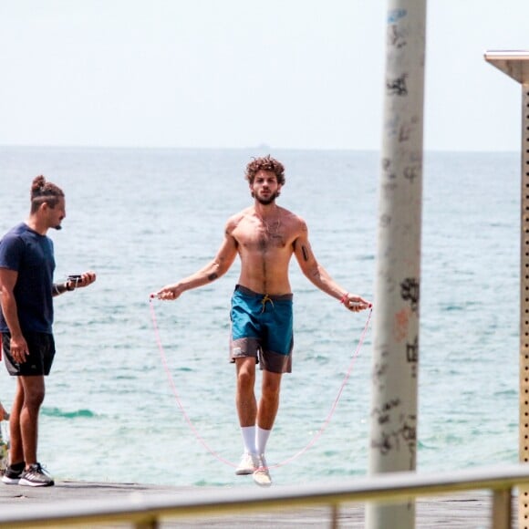 Chay Suede exibiu o corpo também pulando corda repetidas vezes