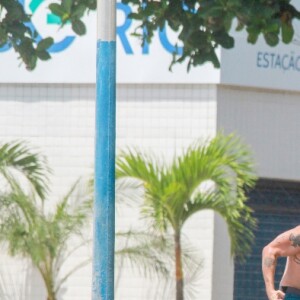 Chay Suede fez a longa rodada de exercícios no Leblon, Zona Sul do Rio de Janeiro, bem próximo à praia