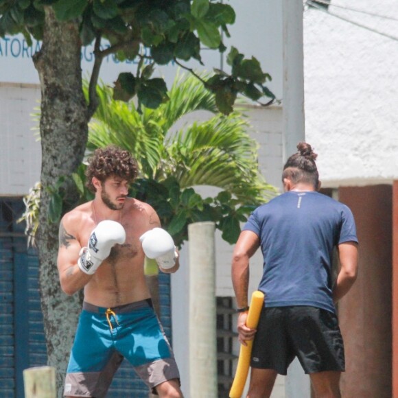 Chay Suede apareceu lutando boxe com a ajuda de um professor na tarde desta quinta-feira (17)