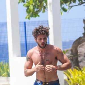 Corpo de Chay Suede arrancou suspiros de fãs, seguidores e internautas que não se lembravam do ator