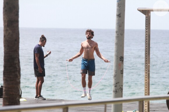 Sem camisa, Chay Suede também exibiu o corpo ao pular corda na orla do Rio