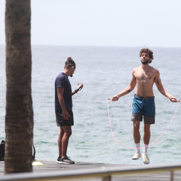 Sem camisa, Chay Suede também exibiu o corpo ao pular corda na orla do Rio