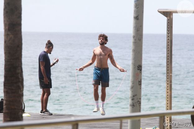 Sem camisa, Chay Suede também exibiu o corpo ao pular corda na orla do Rio