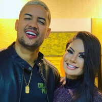 Marido de Paulinha Abelha posta foto com cantora durante transferência de hospital