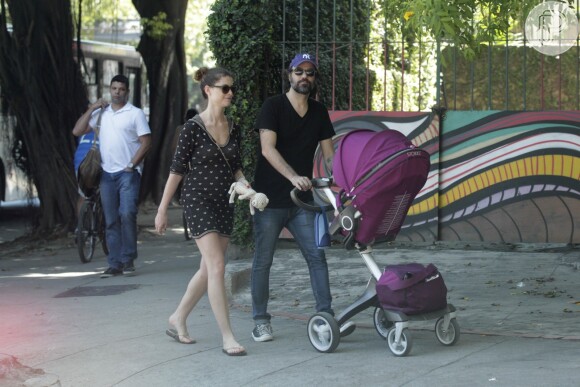 Aline Moraes  foi fotografada ao lado do marido, Mauro Lima, e do filho, Pedro, andando pelas ruas do Jardim Botanico
