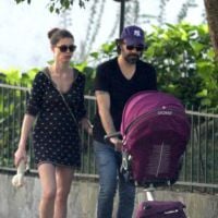 Alinne Moraes passeia com o filho e o marido em tarde de sol no Rio de Janeiro