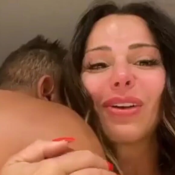 Viviane Araujo chora ao revelar gravidez do marido, o empresário Guilherme Militão