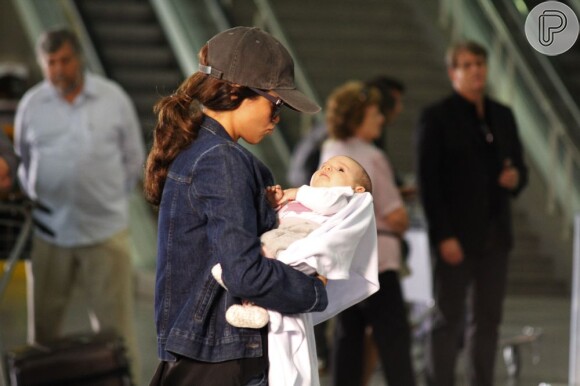 Nanda Costa não largou o bebê durante as gravações de 'Salve Jorge'