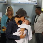 'Salve Jorge': Morena retorna ao Rio com a filha nos braços, escoltada por Helô