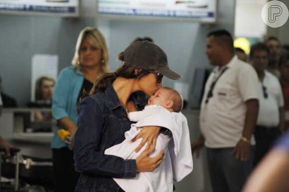 Nanda Costa grava cenas de Morena em aeroporto do Rio. Escoltada por Helô, a personagem de 'Salve Jorge' retorna ao Brasil com a filha, Jéssica, nos braços