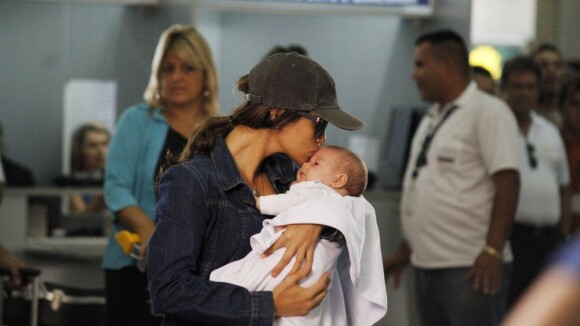 'Salve Jorge': Morena retorna ao Rio com a filha nos braços, escoltada por Helô