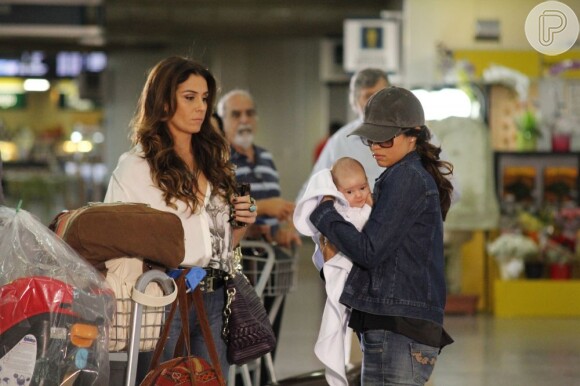 Giovanna Antonelli observa Nanda e o bebê em ensaio