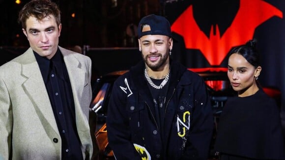 Neymar posa com Robert Pattinson e assiste 'The Batman' com Bruna Biancardi em Paris